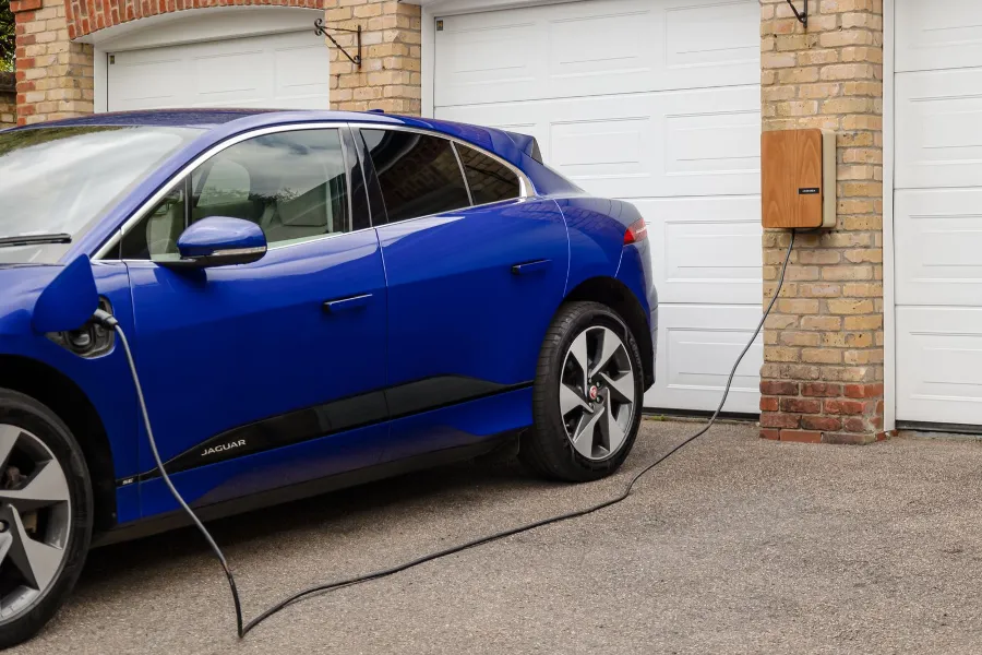 Borne de recharge posée dans un garage
